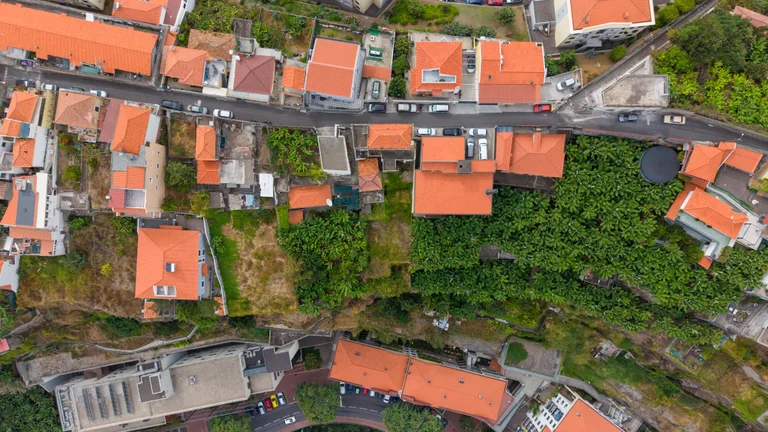 Vista vertical de drone sobre os telhados, as ruas e os jardins